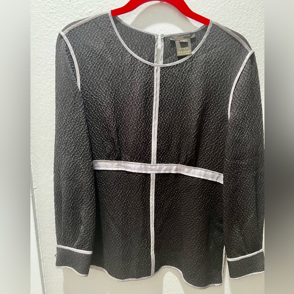 Authentic Louie Vuitton 100% soie silk top